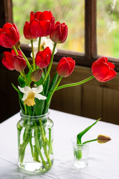 Ramo de tulipanes rojos en un jarrón