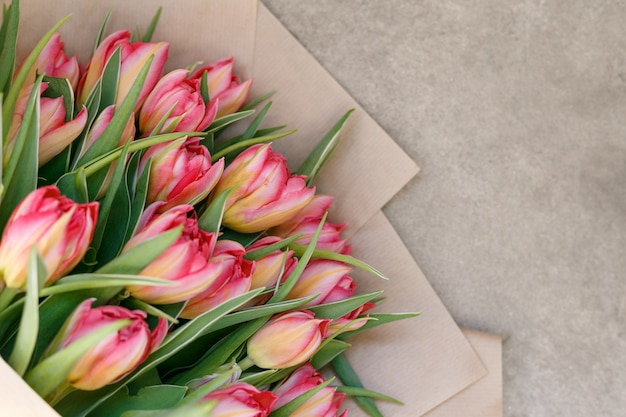 Ramo de tulipanes rosados en papel artesanal