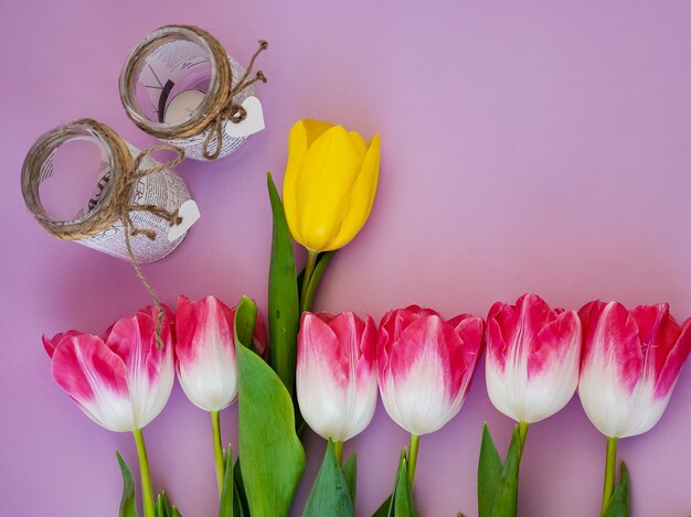 Ramo de tulipanes rosados una tarjeta de felicitación de vacaciones de flor amarilla