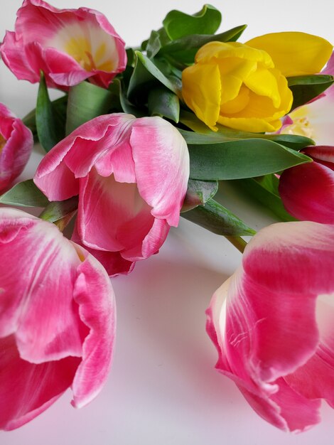 Ramo de tulipanes rosados una tarjeta de felicitación de vacaciones de flor amarilla