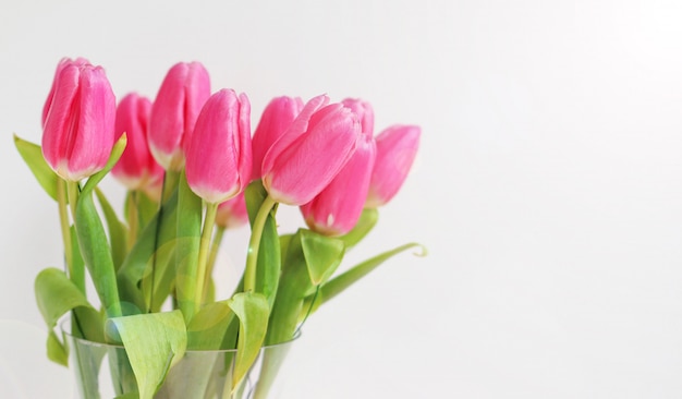 Un ramo de tulipanes rosados