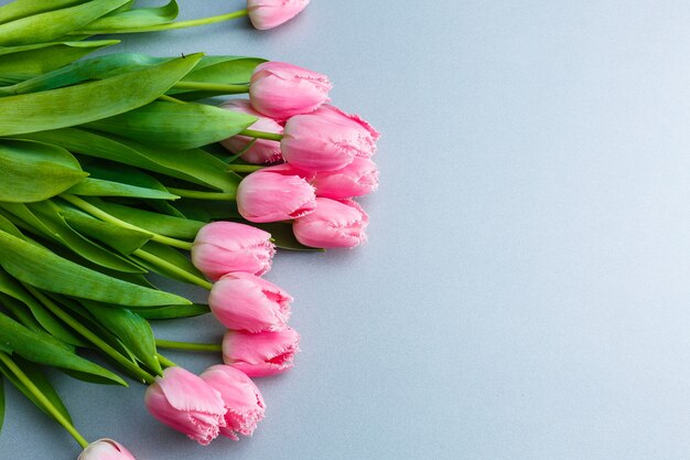 Un ramo de tulipanes rosas en la mesa para el Día Internacional de la Mujer