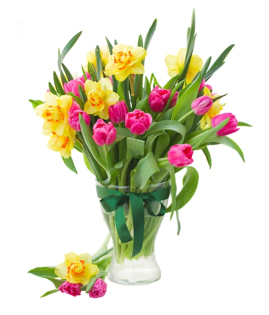 Ramo de tulipanes rosas y narcisos amarillos en florero aislado en blanco