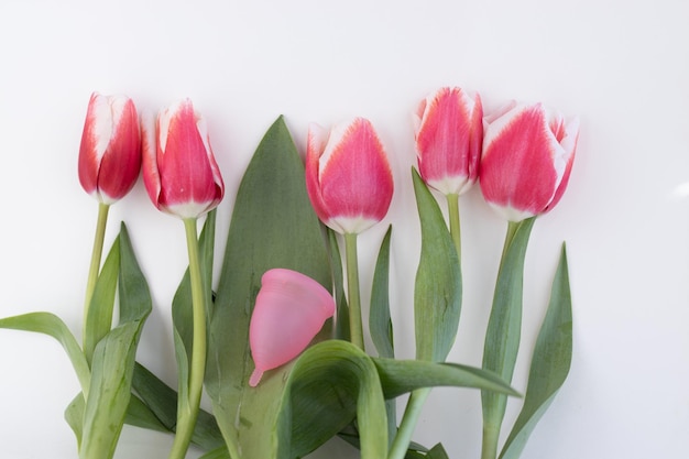 Un ramo de tulipanes rosas con uno rosa a la izquierda.