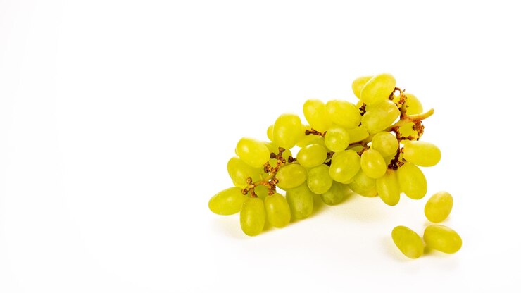 Foto ramo de uvas verdes maduras sobre un fondo blanco