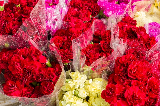 Ramo de varias flores en el primer plano de la tienda