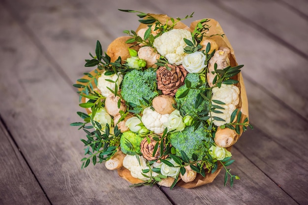 Ramo de verduras y frutas regalo útil para un estilo de vida saludable una dieta de desintoxicación brócoli coliflor jengibre cedro cono