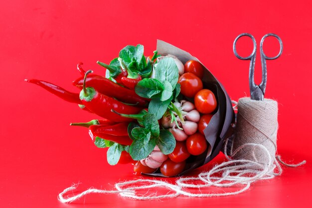 Ramo de verduras en papel artesanal