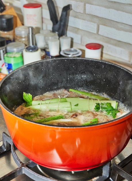 El ramo de verduras terminado se coloca en una cacerola para aderezar el plato