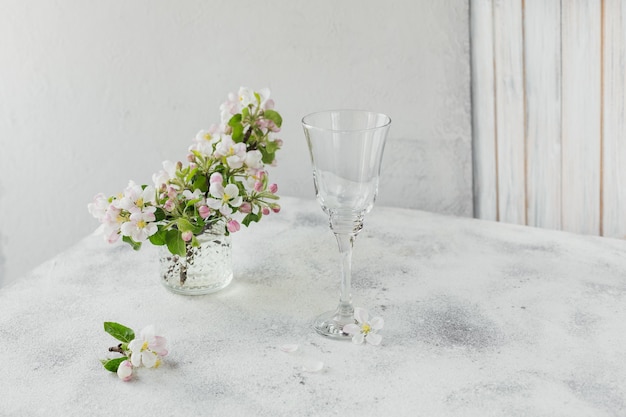 Foto ramos com flores de maçã branca em vidro transparente