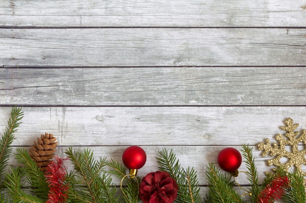 Ramos de abeto com decorações de Natal.