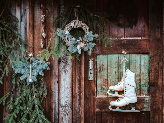 Foto ramos de abeto de estilo rústico de parede de madeira de decoração de natal.