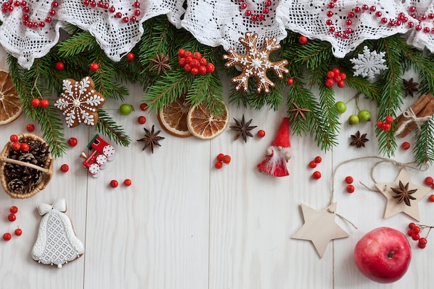 Ramos de abeto de Natal com decoração, pão de gengibre e presentes