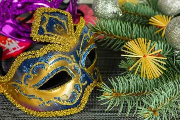 Ramos de abeto, máscara veneziana dourada, bolas. Conceito de Natal e ano novo.