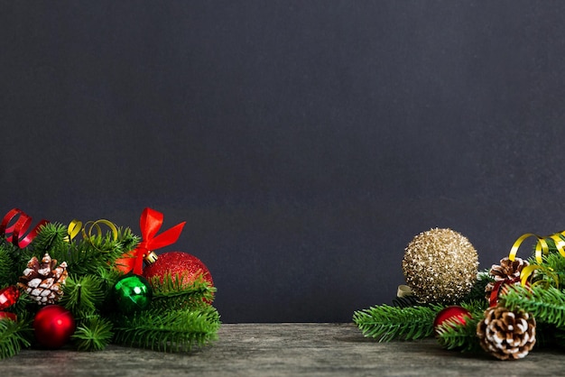 Ramos de brinquedo de árvore de Natal de Ano Novo de uma árvore de Natal Decorações de Ano Novo em um fundo colorido