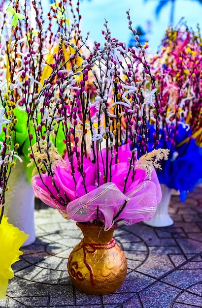 Ramos de salgueiro coloridos como decoração para um dia de primavera ou de Páscoa