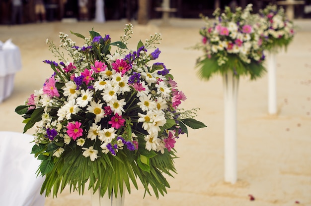 Ramos de flores de colores y hojas verdes.