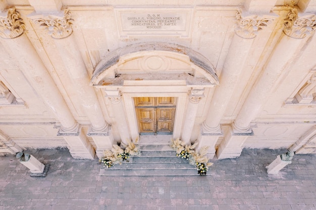 Los ramos de flores están en los escalones de la antigua iglesia de la natividad de la virgen prcanj
