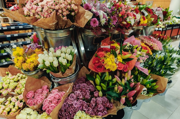 Ramos de flores a la venta en un supermercado