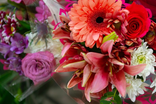 Ramos de flores a la venta en un supermercado