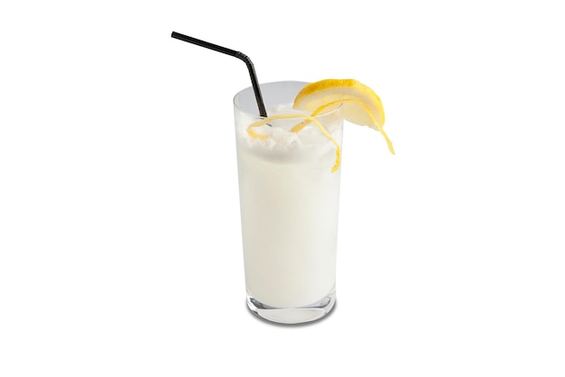 Ramos Gin Fizz-Cocktail isoliert auf weißem Hintergrund