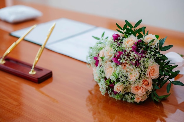 Ramos de novia en la mesa listos para la ceremonia