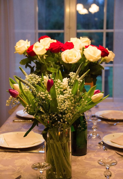 Ramos de rosas blancas y rojas sobre una mesa