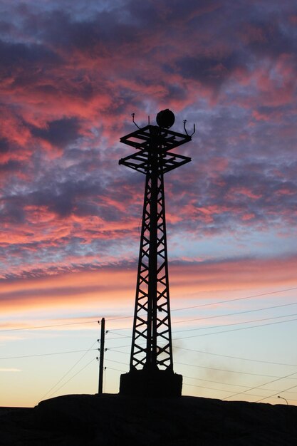 rampa de luz abandonada y un cielo al atardecer