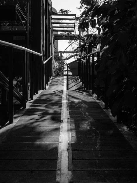 Rampa de pasarela de hormigón estrecho hasta el piso superior estilo blanco y negro