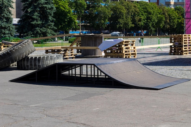 Rampa para practicar skateboarding u otros deportes en parque público