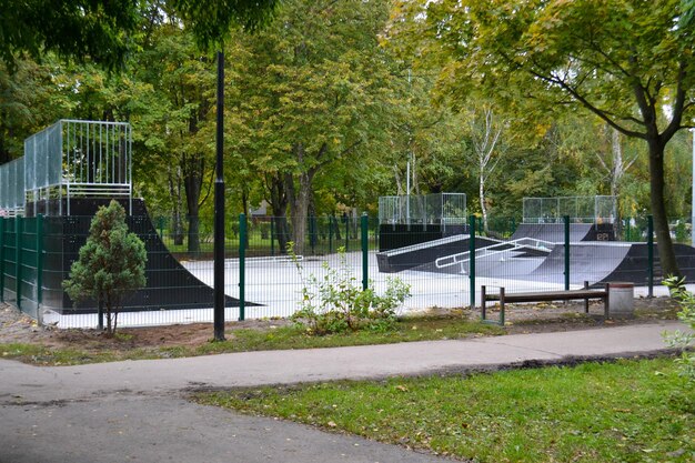 rampas de skatepark no parque no outono