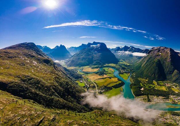 Foto rampestreken en andalsnes noruega una famosa ruta turística y mirador