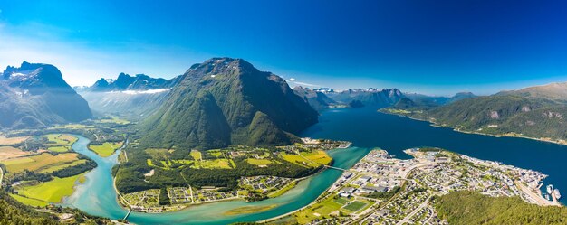 Foto rampestreken en andalsnes noruega una famosa ruta turística y mirador