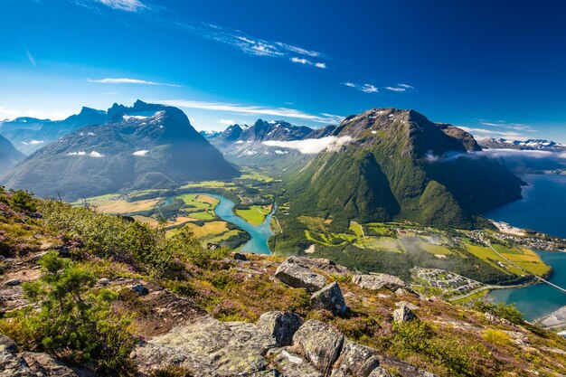 Foto rampestreken en andalsnes noruega una famosa ruta turística y mirador