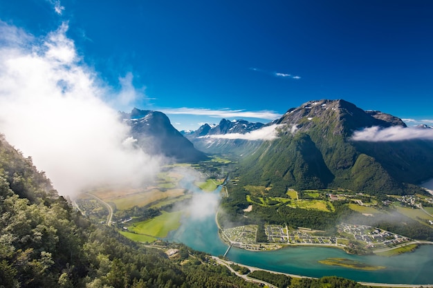 Rampestreken em Andalsnes Noruega Um ponto de vista turístico famoso