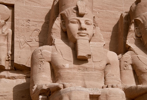 Ramsés II en la fachada principal del templo de Abu Simbel en Egipto tallado directamente en la roca