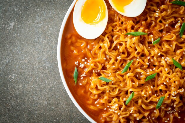 Ramyeon oder koreanische Instantnudeln mit Ei - koreanischer Essensstil