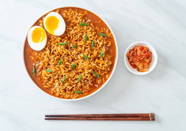 Ramyeon oder koreanische Instantnudeln mit Ei - koreanischer Essensstil