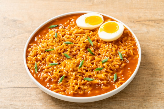 Ramyeon oder koreanische Instantnudeln mit Ei - koreanischer Essensstil