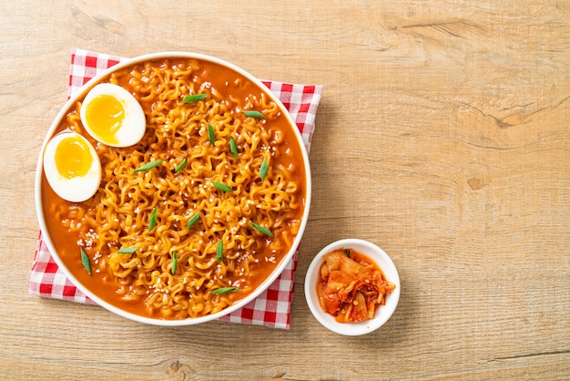 Ramyeon ou macarrão instantâneo coreano com ovo - estilo comida coreana