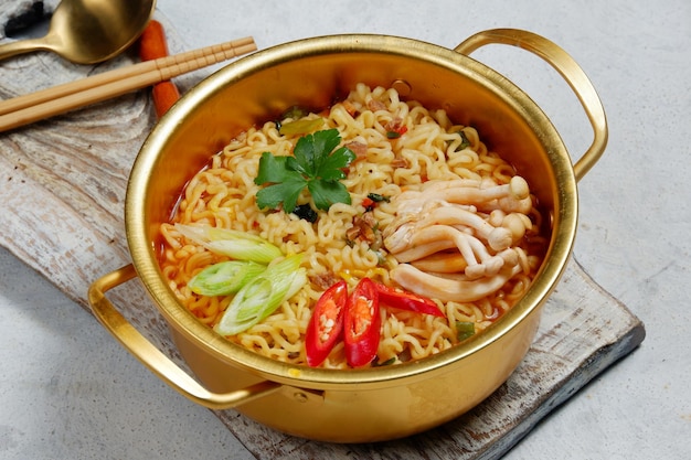 Ramyoen oder Ramyun Instant-Nudeln nach koreanischer Art mit würzigem Geschmack, garniert mit Eigelb-Chili