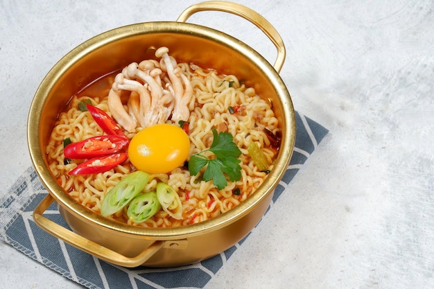 ramyoen ou ramyun macarrão instantâneo ao estilo coreano com sabor picante coberto com chili gema de ovo