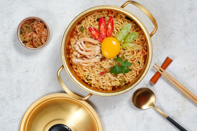 Ramyoen ou ramyun macarrão instantâneo estilo coreano com sabor picante coberto com gema de ovo pimenta e etc