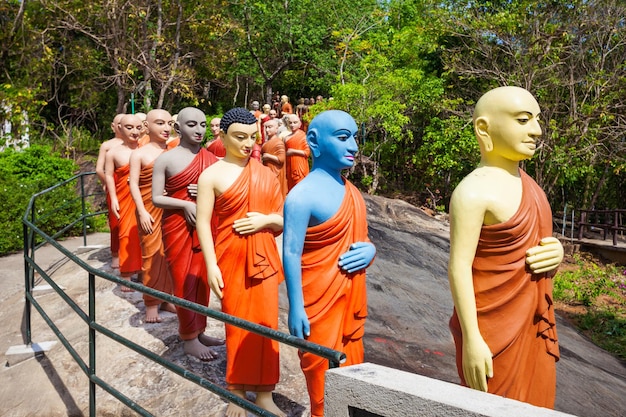 Ranawana Purana Rajamaha Viharaya é um templo budista perto da cidade de Kandy, Sri Lanka