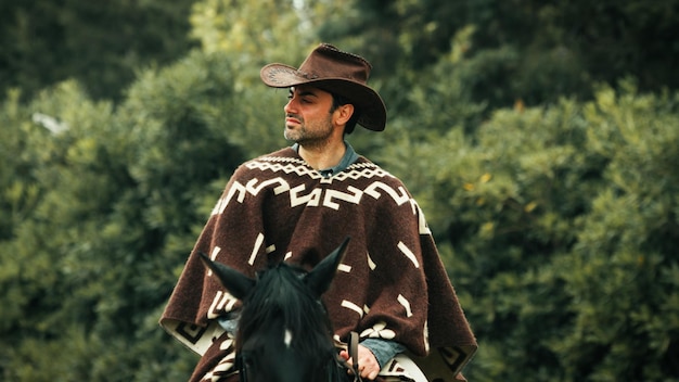 En el rancho vaquero y caballo negro