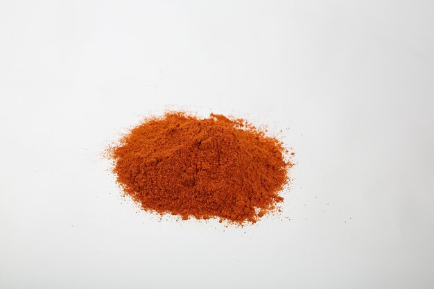 Rand aus gemahlenem Paprika auf weißem Hintergrund