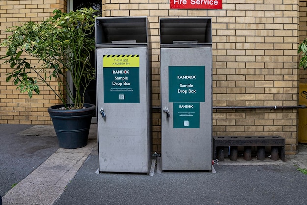 Randox Covid Sample Drop Box auf der Stadtstraße vor dem Feuerwehrgebäude