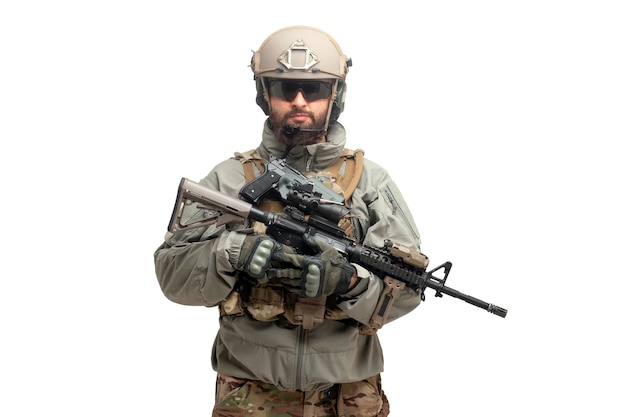 Ranger americano em equipamento militar e com um rifle fica em um fundo branco