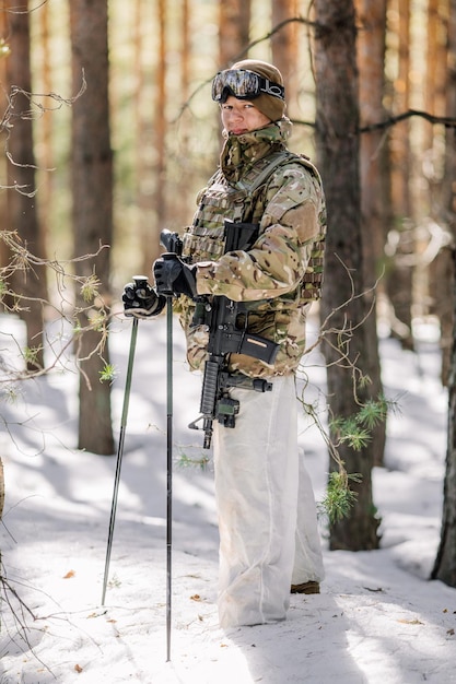 Ranger com rifle na floresta fria Guerra de inverno e conceito militar