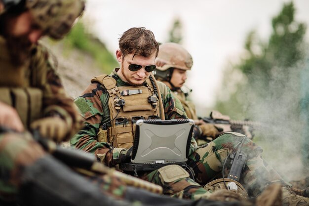 Ranger mit Laptop im Freien